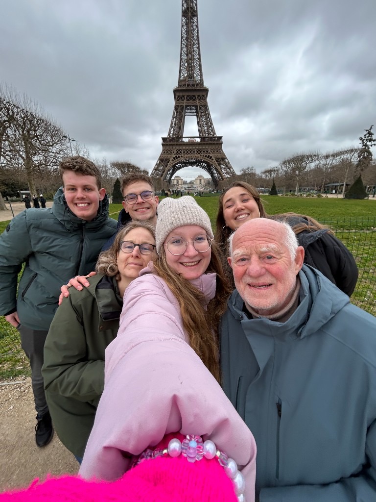 Groep jong en oud op citytrip voor de Eiffeltoren